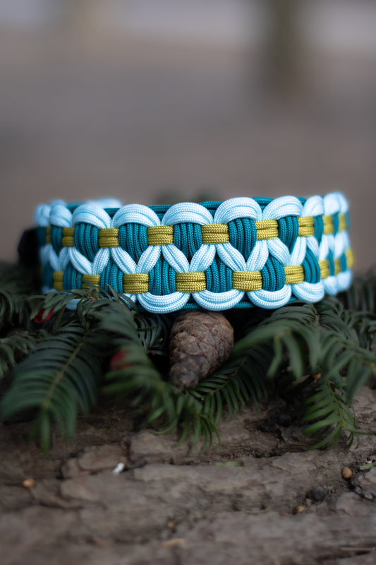 Paracordový obojek pro psa, obojek na míru, ručně pletený obojek pro střední i velké psy, elegantní obojek, praktický obojek, nastavitelný paracordový obojek, modrý paracordový obojek, obojek se symbolem nekonečna