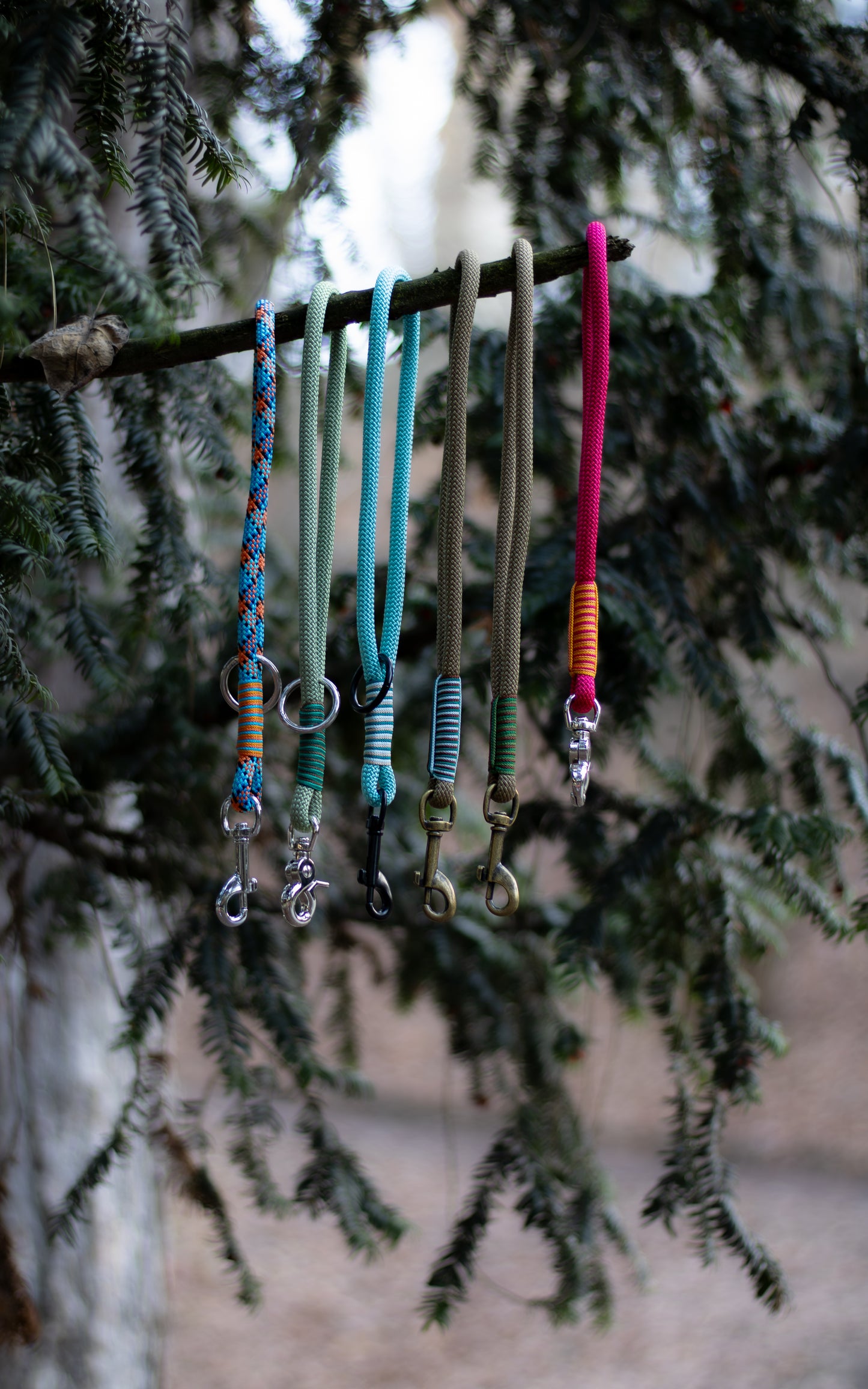 Na fotce vidíme krátké lanové vodítko - ručku neboli couračku, která se používá pokud chce člověk mít psa na krátko. Nechává se také na postroji pro rychlejší chycení psa na volno. Ručky jsou ručně pletené, mají zdobný oplet a mohou mít různé barvy, zde jsou konkrétně tyto barvy couraček (zleva): modro - oranžová (geometrické útvary), zelená, světle modrá, hnědá, červená.