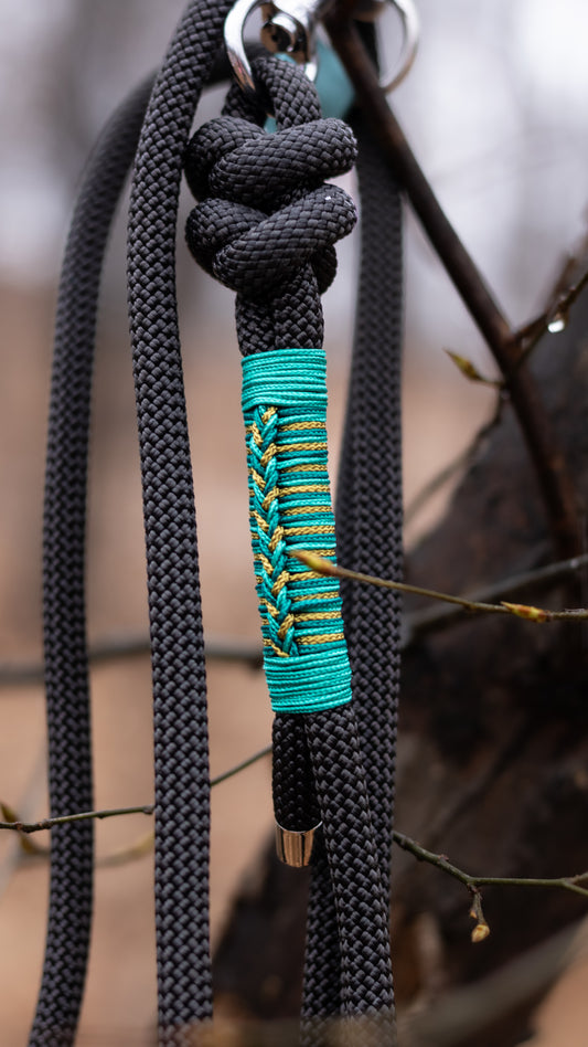 Černé elegantní přepínací lanové vodítko na míru pro střední a velké psy, ručně vyráběné pevné vodítko s nastavitelnou délkou, detail opletu