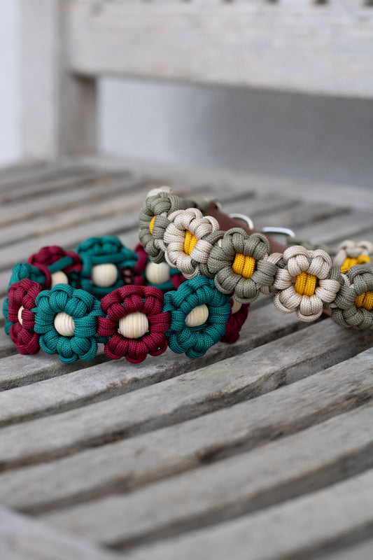 Dva ručně pletené květinové obojky z paracordu, květinový paracordový obojek pro psa v barvách vínové a modré a khaki a béžové