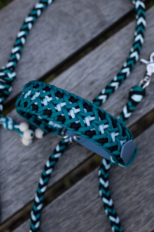 Tyrkysový set paracordového obojku Crisscross a vodítka Ribs – ručně pletený set pro psy z odolného paracordu, vhodný pro malé i střední plemena