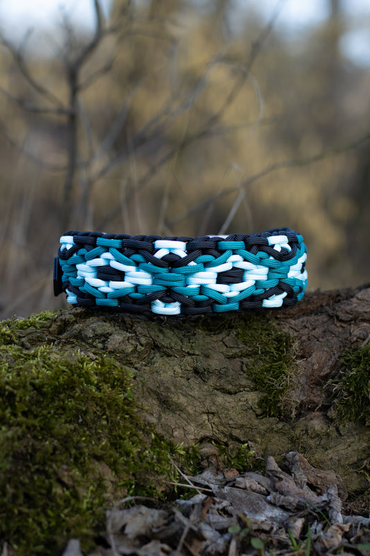 Ručně pletený modrý paracordový obojek na míru pro psa – ideální pro střední a velká plemena jako maďarský ohař (vizsla)