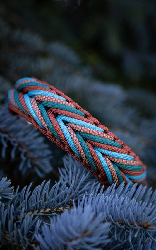 Nádherný paracordový obojek se vzorem šipek či vrcholků hor v barvách modré, tyrkysové a cihlově hnědé. Obojek je vhodný pro střední a velká plemena psů.