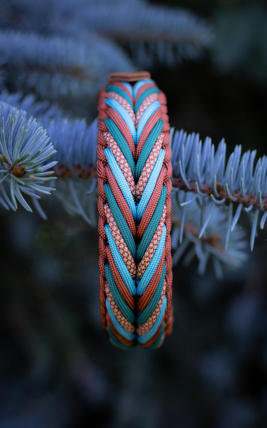 Nádherný paracordový obojek se vzorem šipek či vrcholků hor v barvách modré, tyrkysové a cihlově hnědé. Obojek je vhodný pro střední a velká plemena psů.