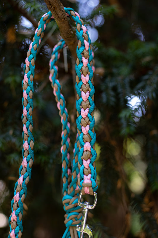 Ručně pletené krátké paracordové vodítko s ručkou se srdíčkovým vzorem vhodné pro velké i malé psy v modro - růžovo - khaki kombinaci.
