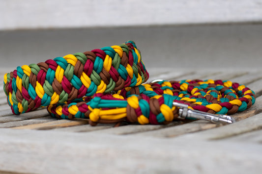 Ručně pletený set pro psy: zeleno-hnědo-žluto-červený paracordový obojek a přepínací vodítko se sladěnými barvami a kroužky pro úpravu délky