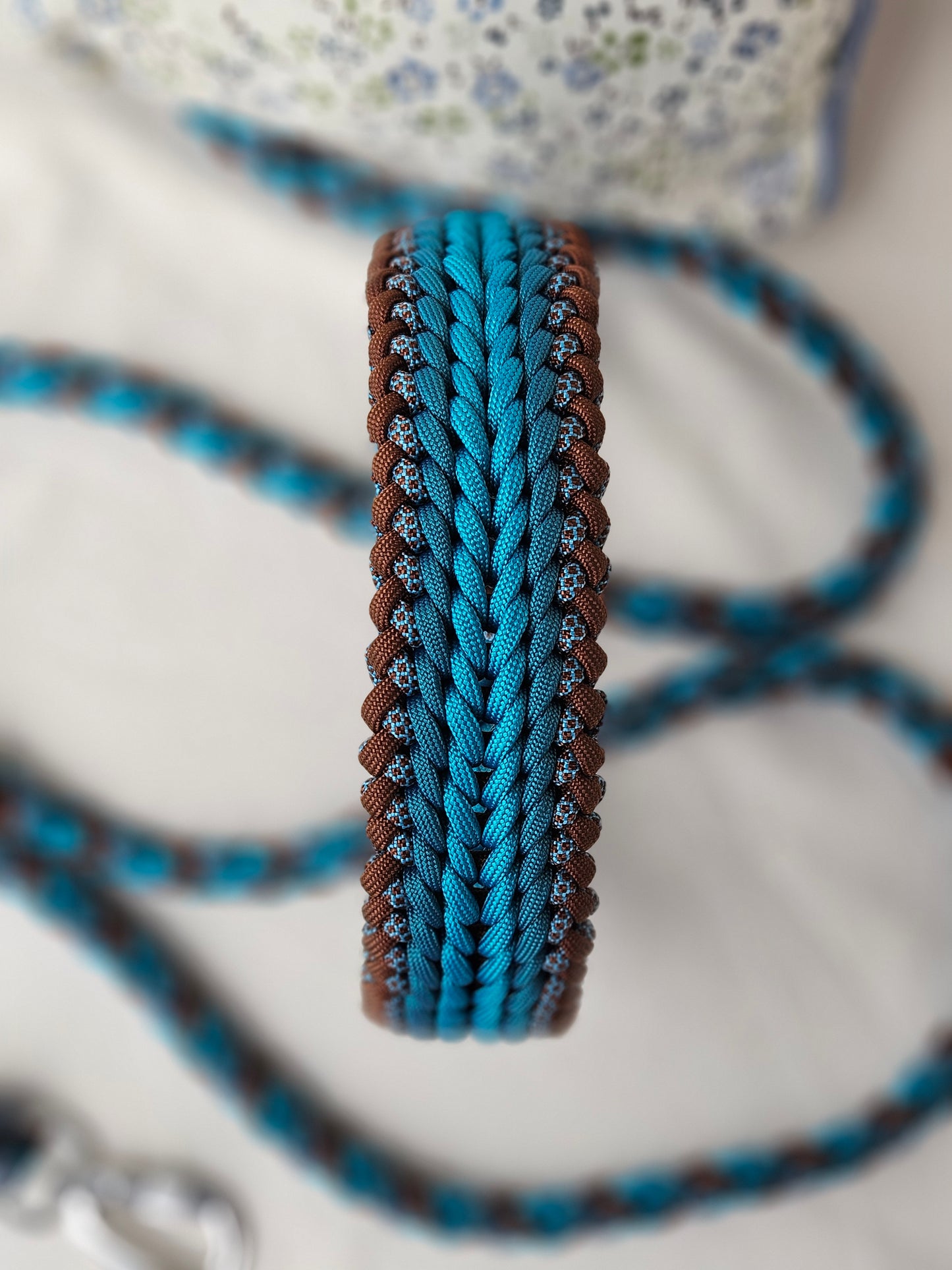Paracordový obojek pro psa, obojek na míru, ručně pletený obojek pro střední i velké psy, elegantní obojek, praktický obojek, nastavitelný paracordový obojek, modrý paracordový obojek