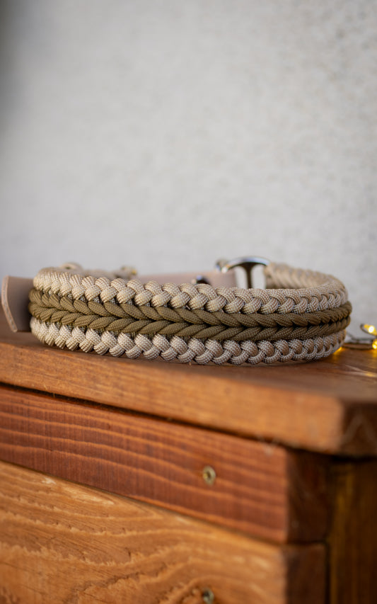 Stylový odolný obojek z paracordu pro střední a velké psy v kombinaci béžových neutrálních barev.