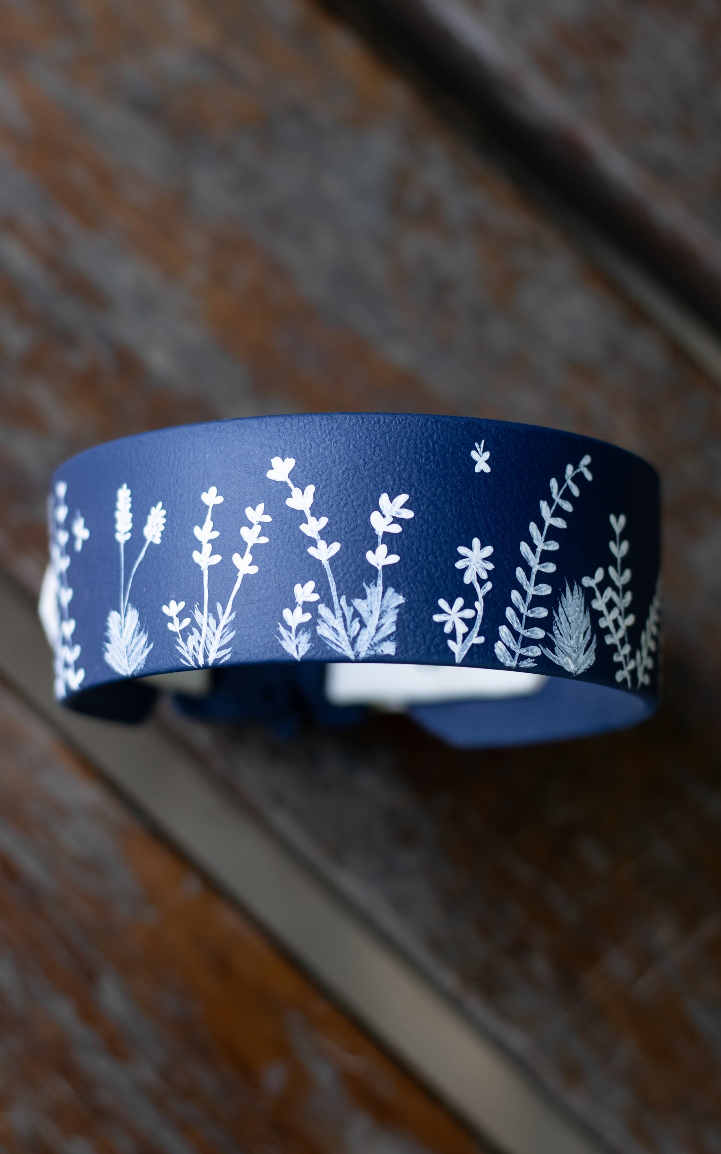 Ručně malovaný BioThane® obojek - 'White Meadow' 38mm