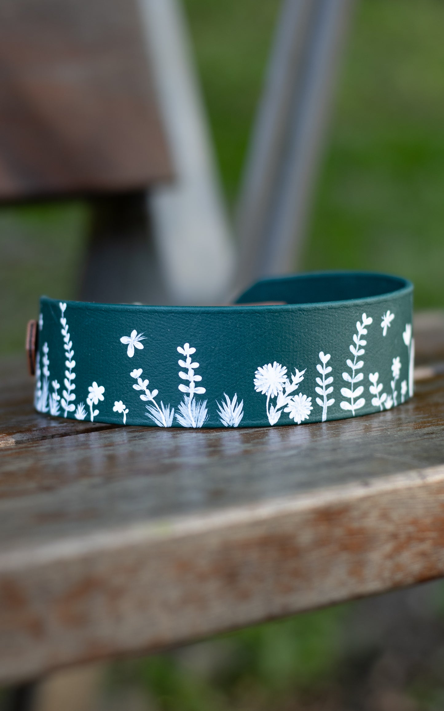 Ručně malovaný BioThane® obojek - 'White Meadow' 38mm