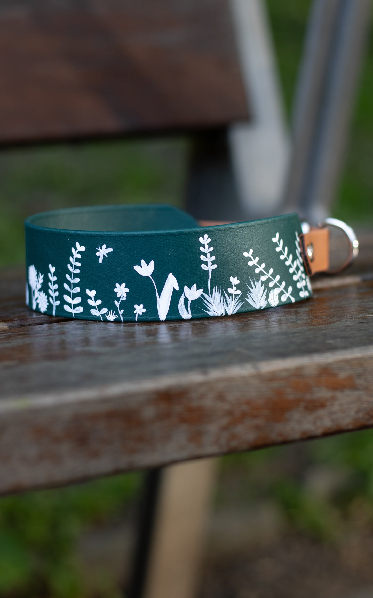 Ručně malovaný BioThane® obojek - 'White Meadow' 38mm