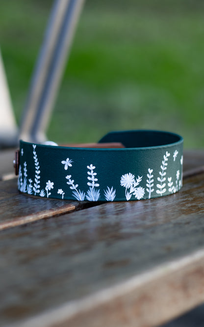 Ručně malovaný BioThane® obojek - 'White Meadow' 38mm