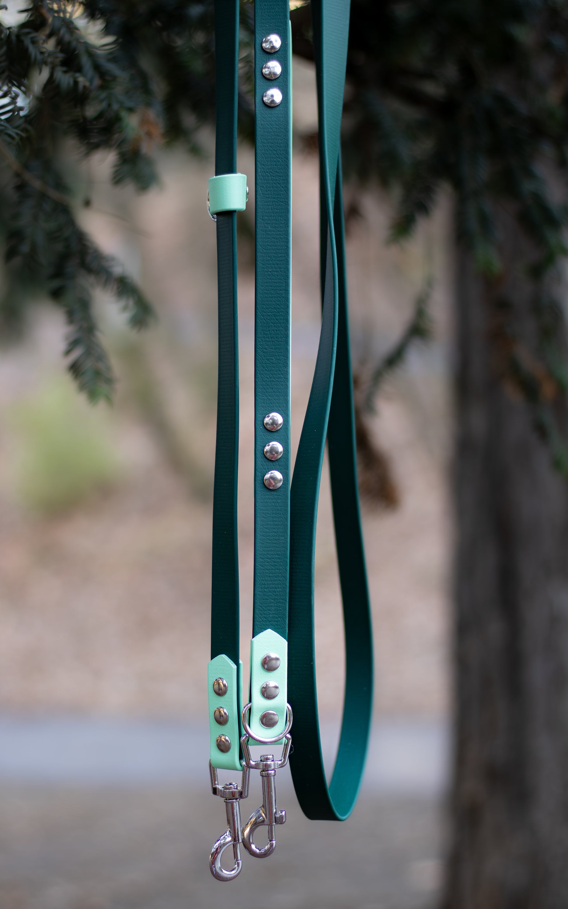 Zeleno - mentolové přepínací vodítko z biothanu na míru, ručně vyrobené vodítko s nastavitelnou délkou a ručkou (traffic handle) pro rychlé chycení psa na krátko, které je vhodné pro malé, střední i velké psy. Na výrobu byl použit voděodolný materiál BioThane, díky kterému je vodítko velmi jednoduché na údržbu.