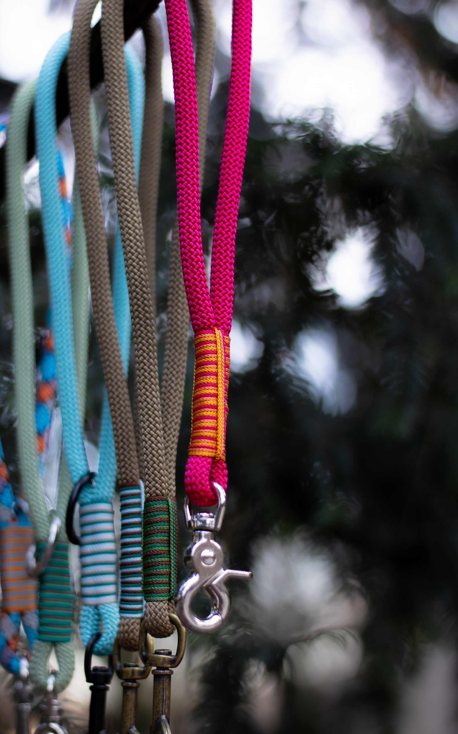 Na fotce vidíme krátké lanové vodítko - ručku neboli couračku, která se používá pokud chce člověk mít psa na krátko. Nechává se také na postroji pro rychlejší chycení psa na volno. Ručky jsou ručně pletené, mají zdobný oplet a mohou mít různé barvy, zde jsou konkrétně tyto barvy couraček (odzadu): modro - oranžová (geometrické útvary), zelená, světle modrá, hnědá, červená.