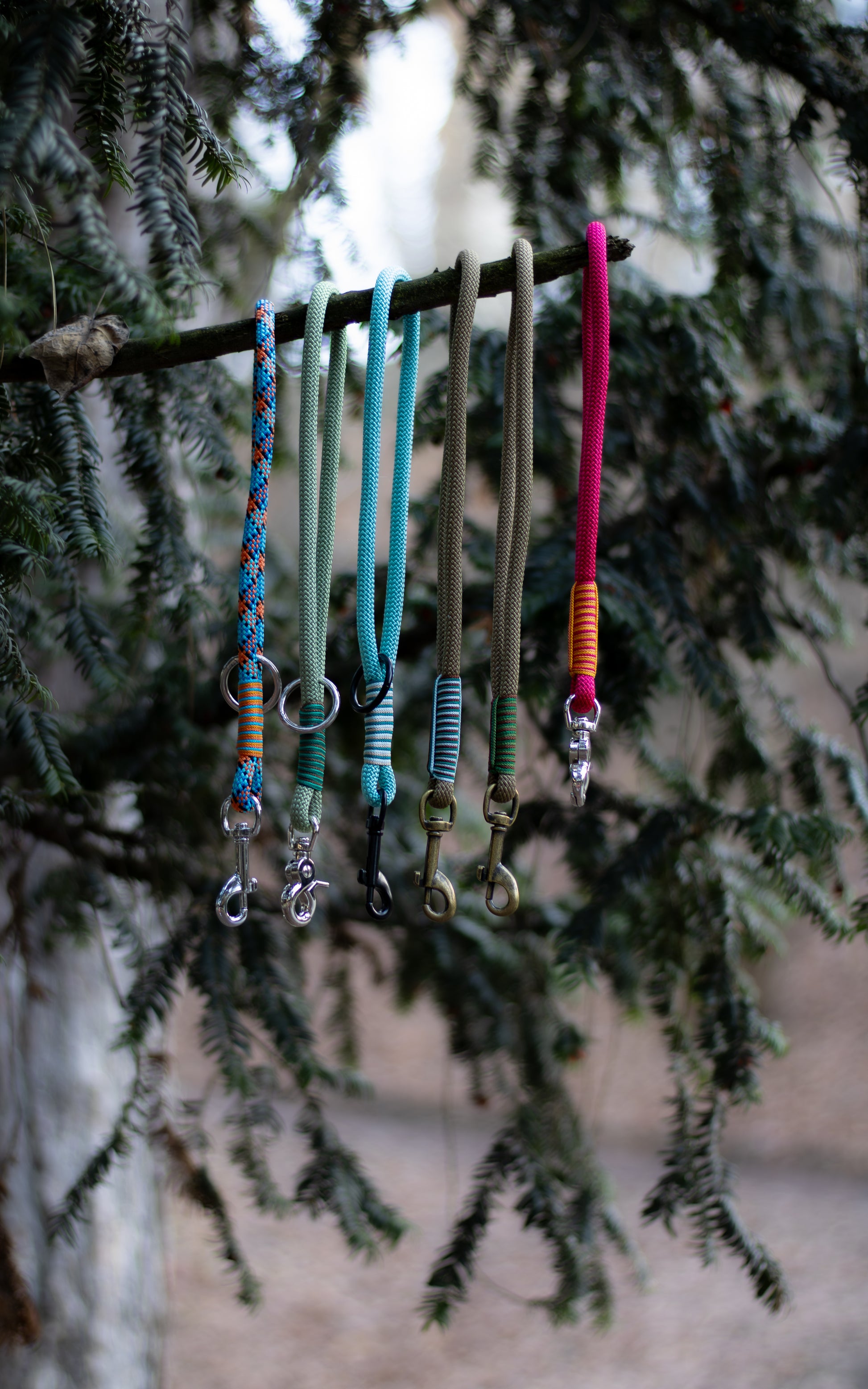 Na fotce vidíme krátké lanové vodítko - ručku neboli couračku, která se používá pokud chce člověk mít psa na krátko. Nechává se také na postroji pro rychlejší chycení psa na volno. Ručky jsou ručně pletené, mají zdobný oplet a mohou mít různé barvy, zde jsou konkrétně tyto barvy couraček (zleva): modro - oranžová (geometrické útvary), zelená, světle modrá, hnědá, červená.