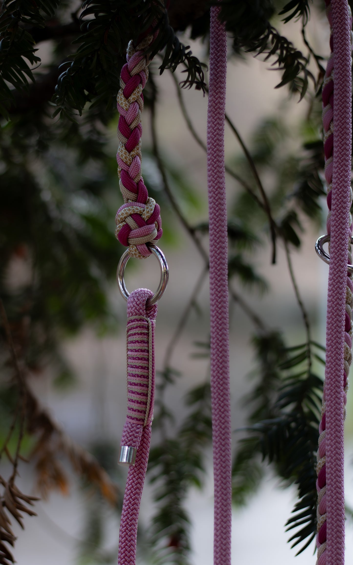 Růžové přepínací vodítko pletené z paracordu v kombinaci s lanem, vhodné na procházky se psem v přírodě i ve městě.