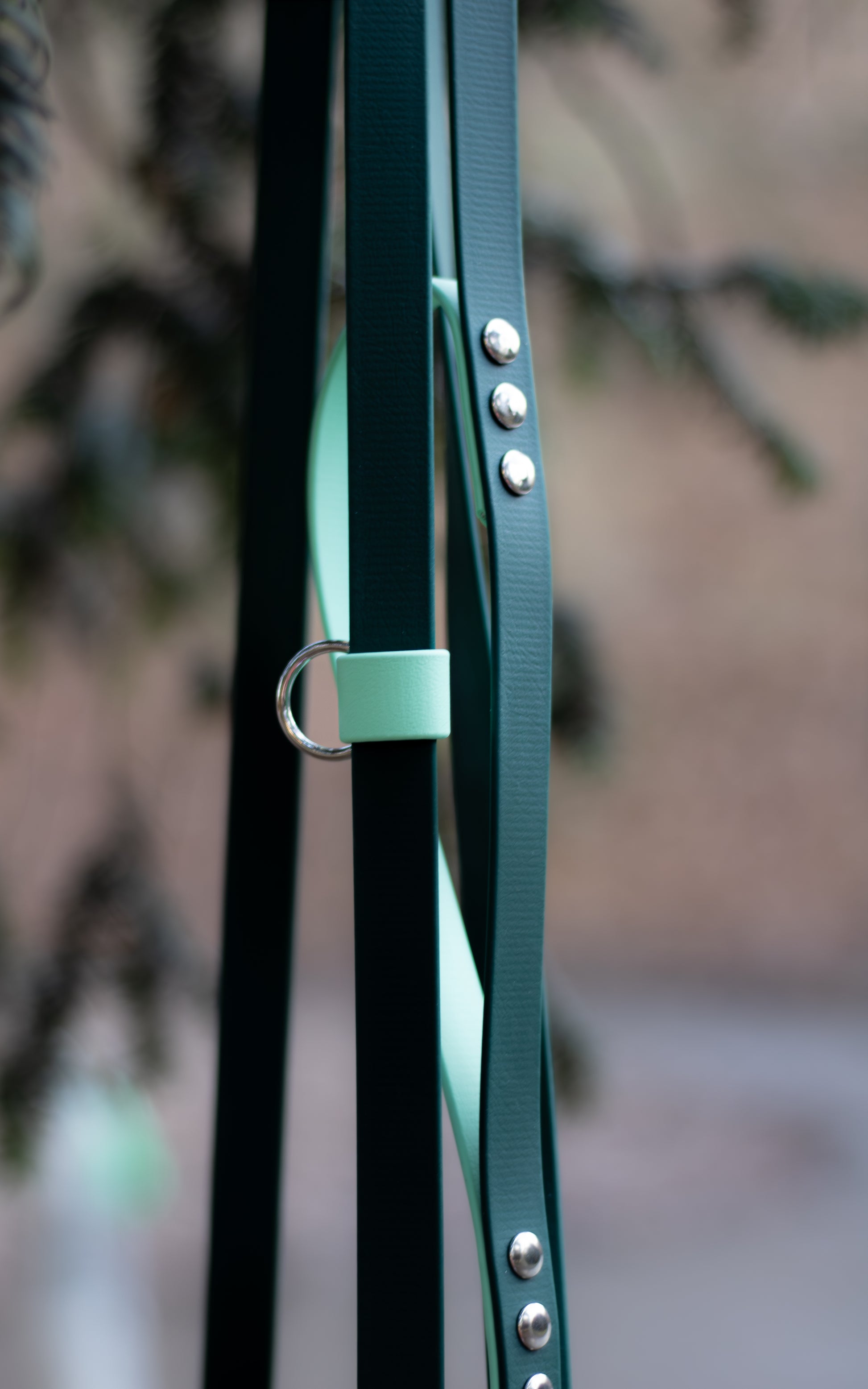 Zeleno - mentolové přepínací vodítko z biothanu na míru, ručně vyrobené vodítko s nastavitelnou délkou a ručkou (traffic handle) pro rychlé chycení psa na krátko, které je vhodné pro malé, střední i velké psy. Na výrobu byl použit voděodolný materiál BioThane, díky kterému je vodítko velmi jednoduché na údržbu.