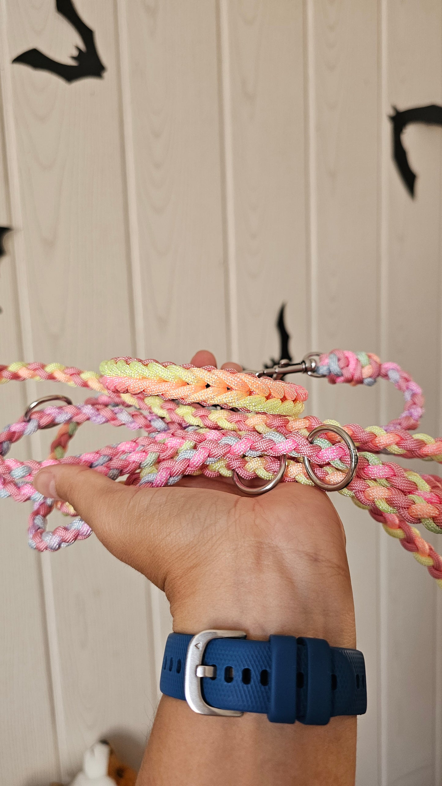 Set jemného ručně pleteného paracordového obojku light a vodítka braids mini pro malá plemena v radostných pastelových duhových barvách.