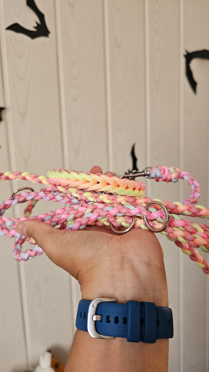 Set jemného ručně pleteného paracordového obojku light a vodítka braids mini pro malá plemena v radostných pastelových duhových barvách.