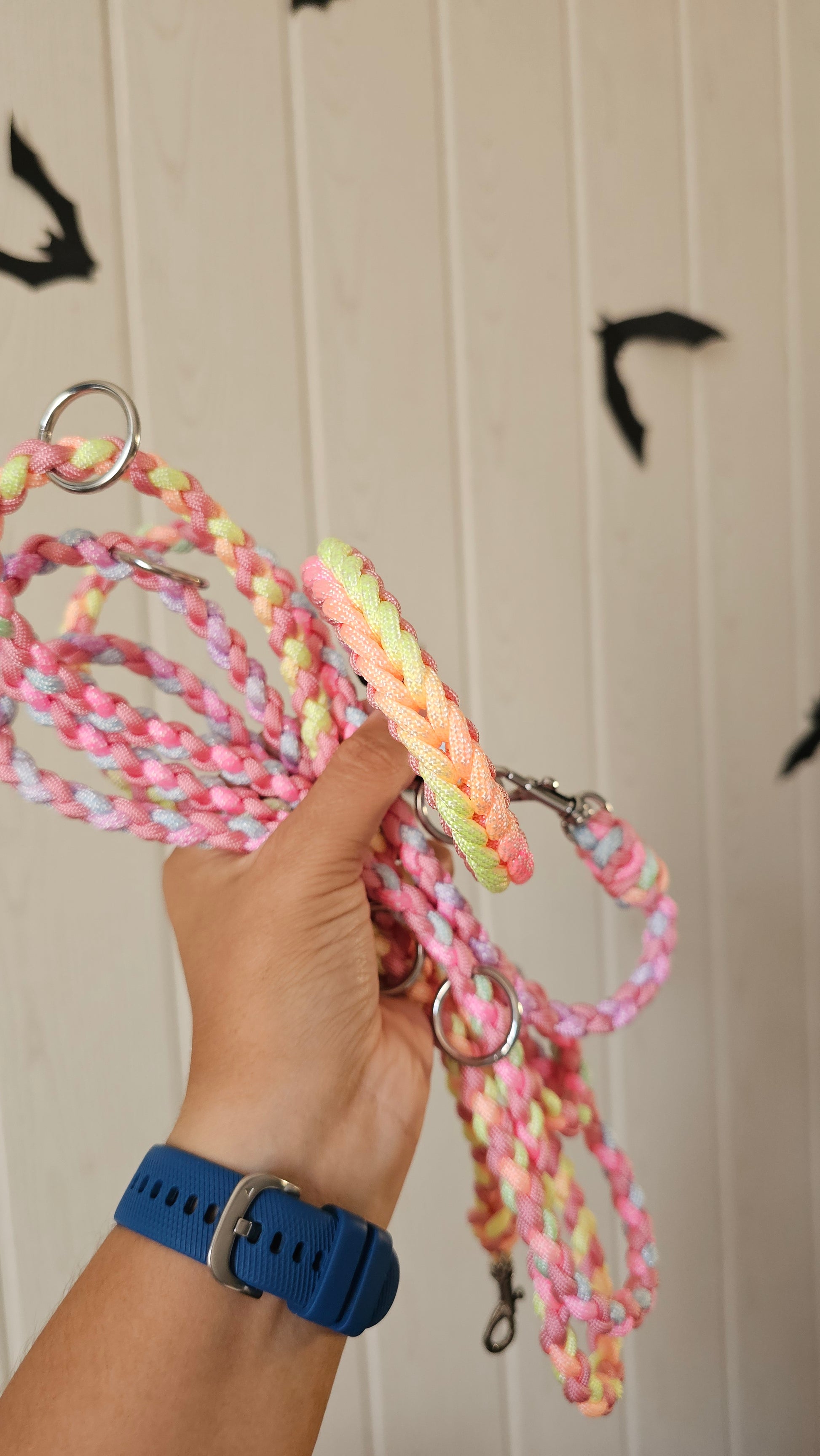 Set jemného ručně pleteného paracordového obojku light a vodítka braids mini pro malá plemena v radostných pastelových duhových barvách.