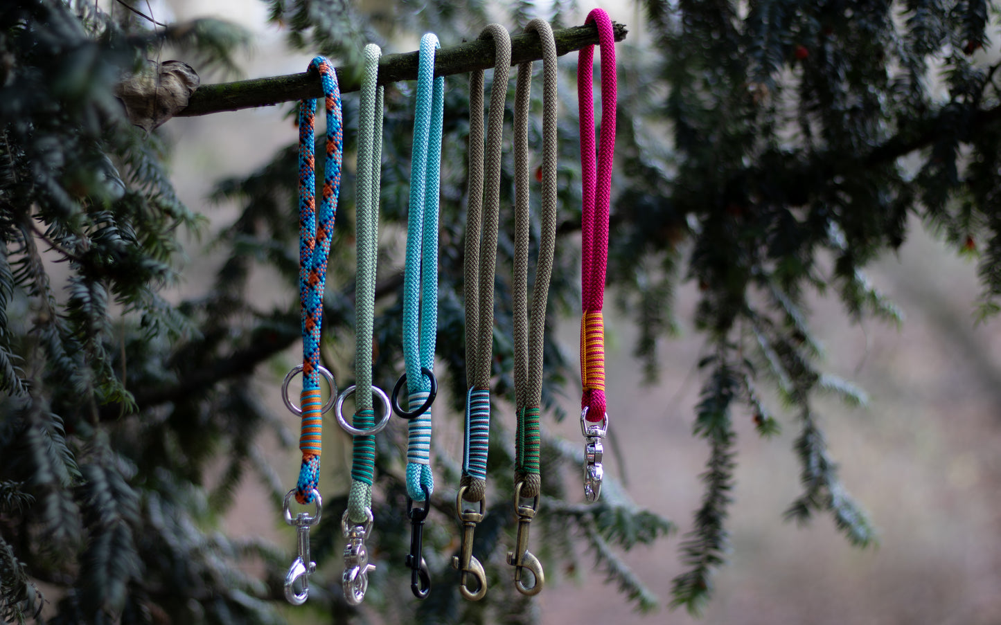 Na fotce vidíme krátké lanové vodítko - ručku neboli couračku, která se používá pokud chce člověk mít psa na krátko. Nechává se také na postroji pro rychlejší chycení psa na volno. Ručky jsou ručně pletené, mají zdobný oplet a mohou mít různé barvy, zde jsou konkrétně tyto barvy couraček (zleva): modro - oranžová (geometrické útvary), zelená, světle modrá, hnědá, červená.