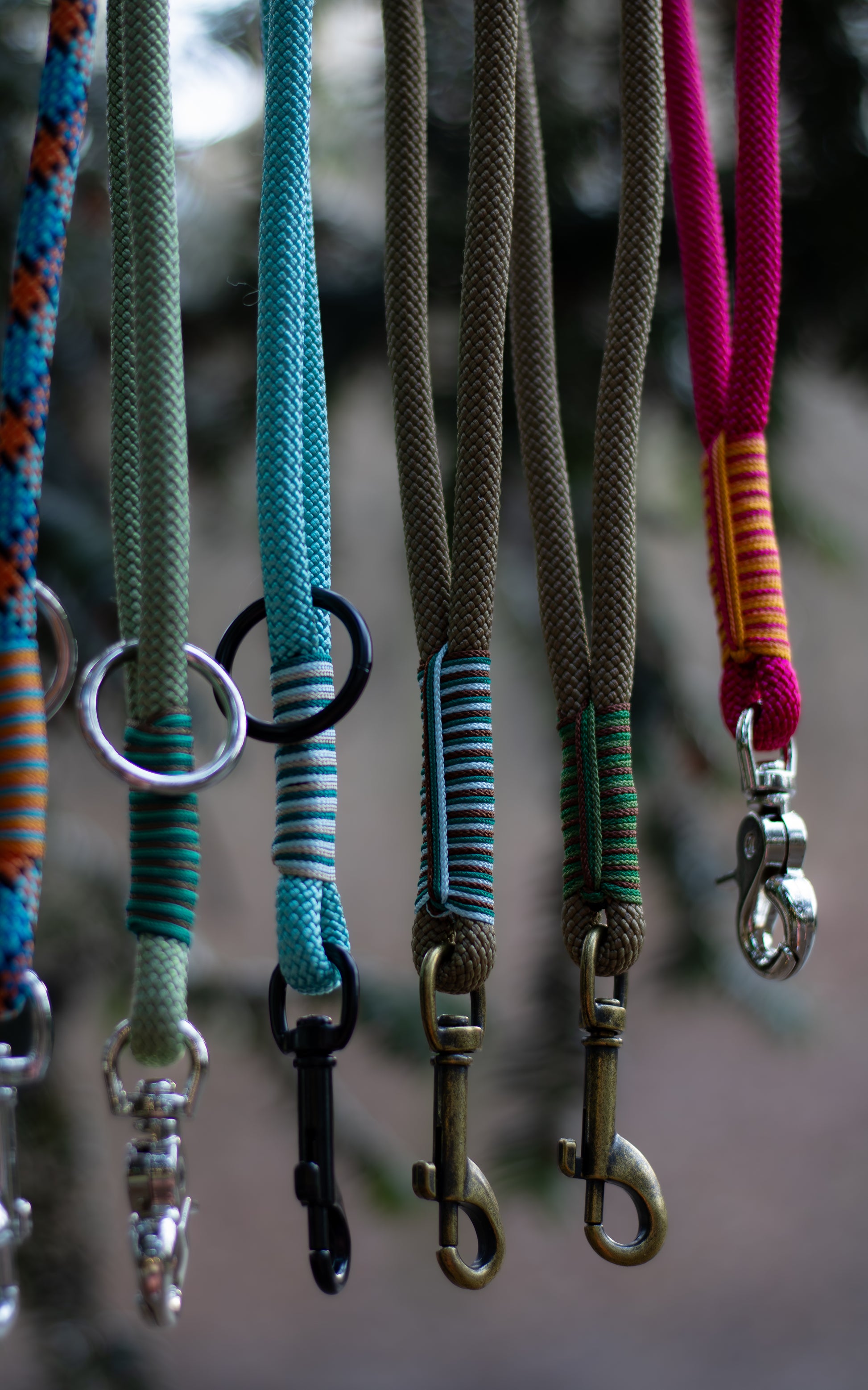 Na fotce vidíme krátké lanové vodítko - ručku neboli couračku, která se používá pokud chce člověk mít psa na krátko. Nechává se také na postroji pro rychlejší chycení psa na volno. Ručky jsou ručně pletené, mají zdobný oplet a mohou mít různé barvy, zde jsou konkrétně tyto barvy couraček (zleva): modro - oranžová (geometrické útvary), zelená, světle modrá, hnědá, červená.