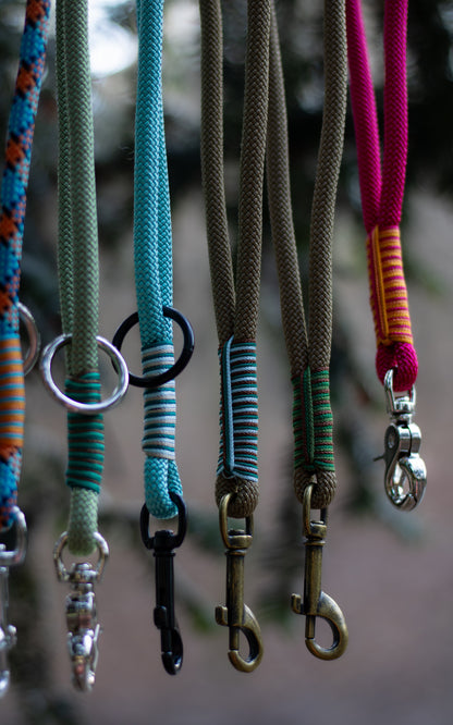 Na fotce vidíme krátké lanové vodítko - ručku neboli couračku, která se používá pokud chce člověk mít psa na krátko. Nechává se také na postroji pro rychlejší chycení psa na volno. Ručky jsou ručně pletené, mají zdobný oplet a mohou mít různé barvy, zde jsou konkrétně tyto barvy couraček (zleva): modro - oranžová (geometrické útvary), zelená, světle modrá, hnědá, červená.