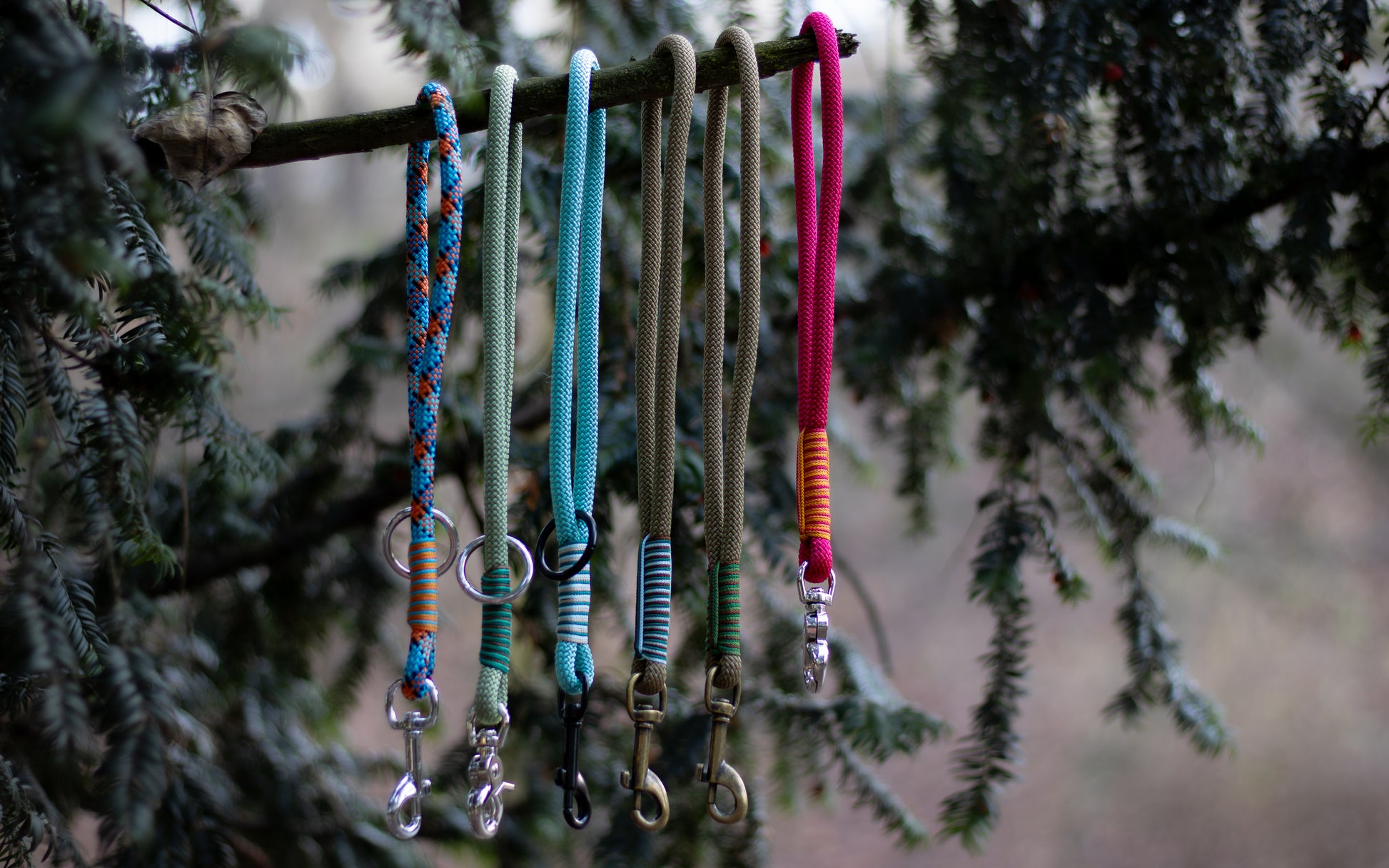 Na fotce vidíme krátké lanové vodítko - ručku neboli couračku, která se používá pokud chce člověk mít psa na krátko. Nechává se také na postroji pro rychlejší chycení psa na volno. Ručky jsou ručně pletené, mají zdobný oplet a mohou mít různé barvy, zde jsou konkrétně tyto barvy couraček (zleva): modro - oranžová (geometrické útvary), zelená, světle modrá, hnědá, červená.