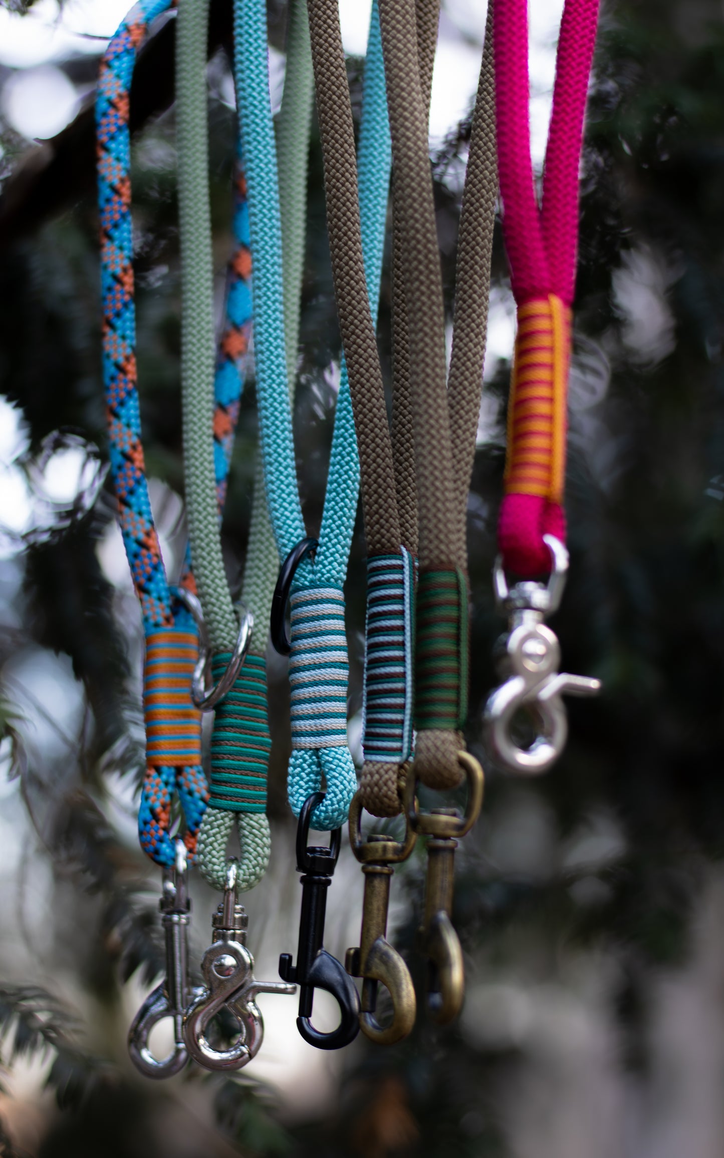 Na fotce vidíme krátké lanové vodítko - ručku neboli couračku, která se používá pokud chce člověk mít psa na krátko. Nechává se také na postroji pro rychlejší chycení psa na volno. Ručky jsou ručně pletené, mají zdobný oplet a mohou mít různé barvy, zde jsou konkrétně tyto barvy couraček (zleva): modro - oranžová (geometrické útvary), zelená, světle modrá, hnědá, červená.