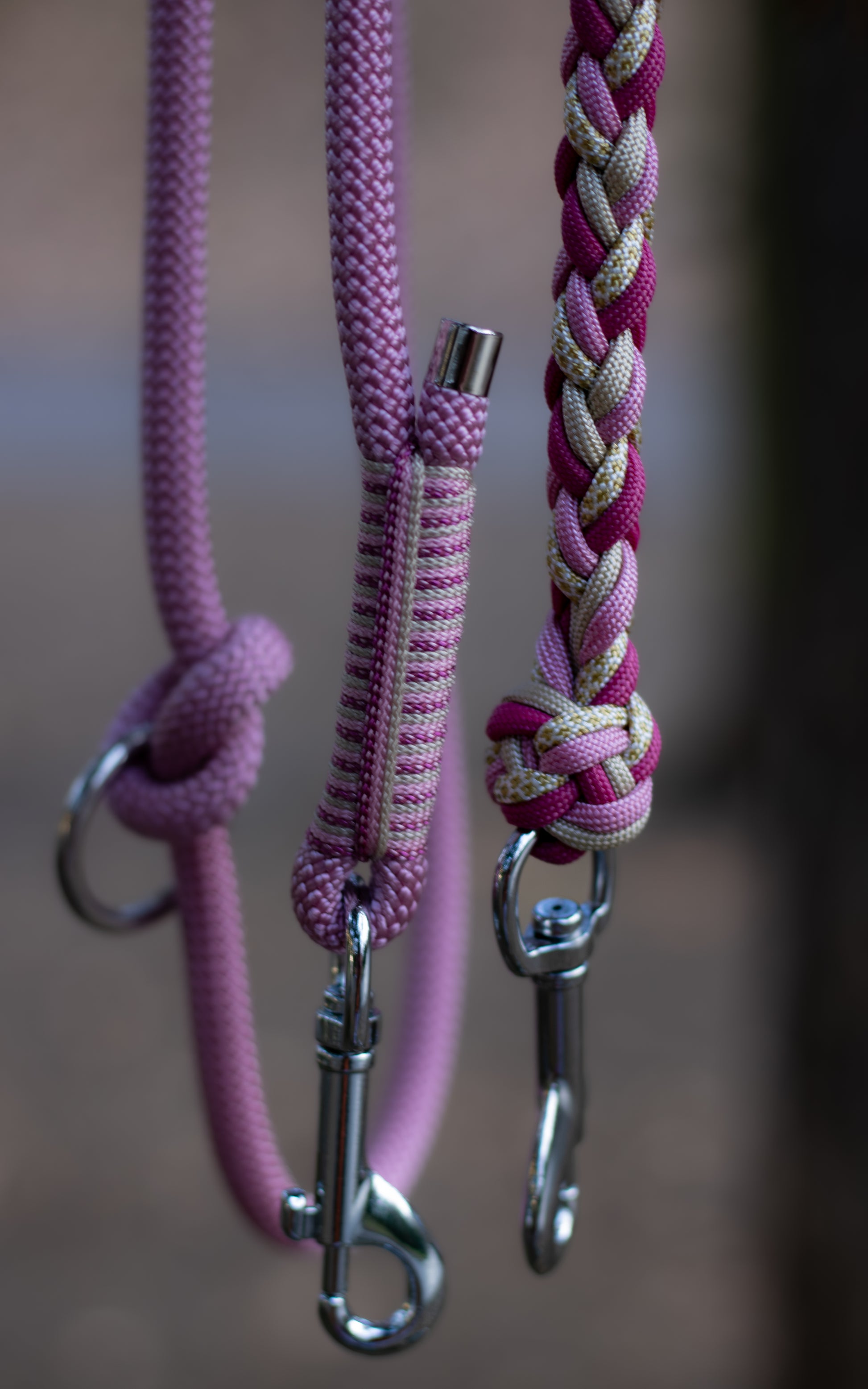 Růžové přepínací vodítko pletené z paracordu v kombinaci s lanem, vhodné na procházky se psem v přírodě i ve městě.