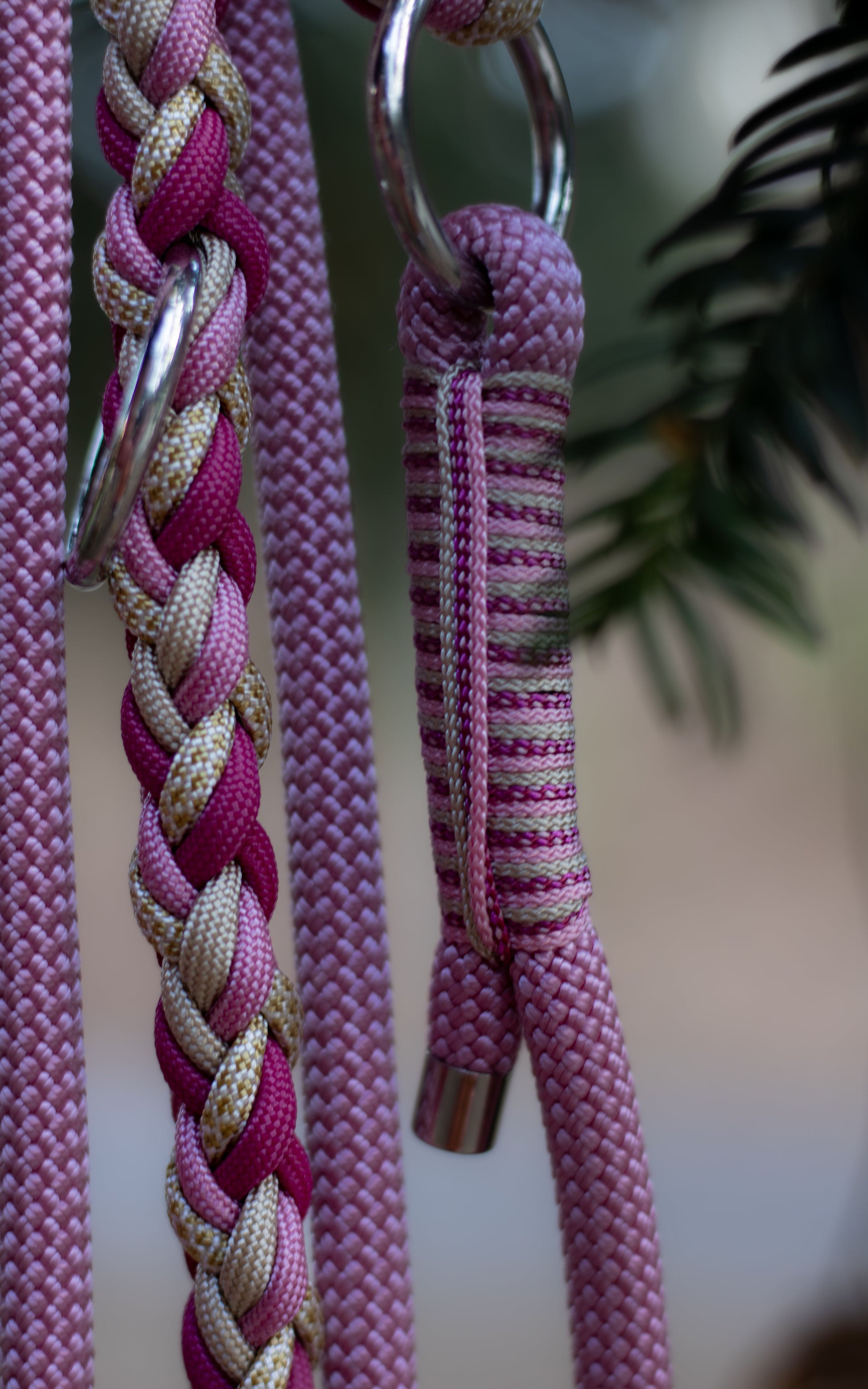 Růžové přepínací vodítko pletené z paracordu v kombinaci s lanem, vhodné na procházky se psem v přírodě i ve městě.