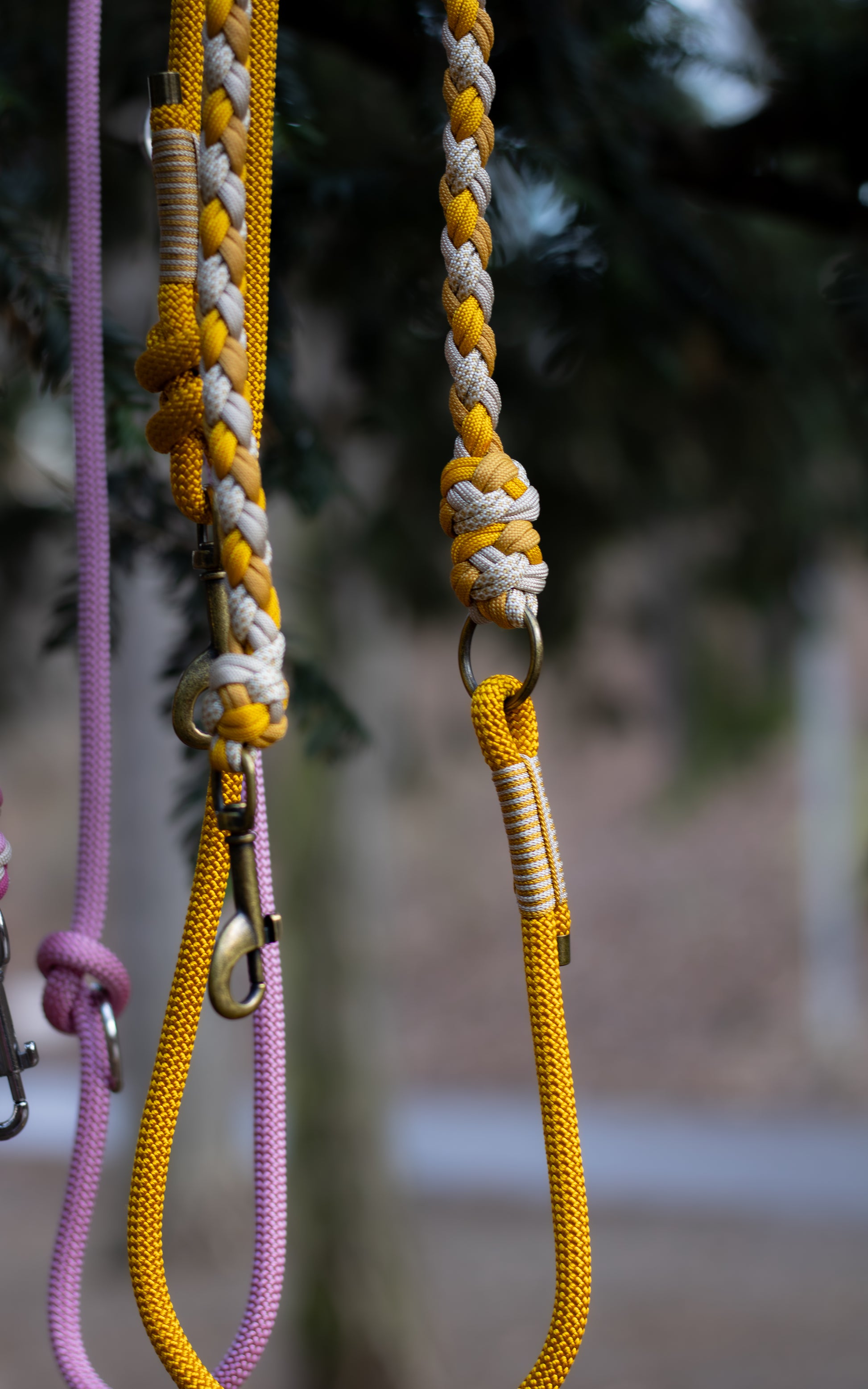 Žluté přepínací vodítko pletené z paracordu v kombinaci s lanem, vhodné na procházky se psem v přírodě i ve městě.