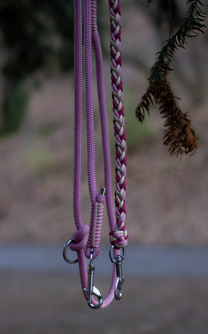 Růžové přepínací vodítko pletené z paracordu v kombinaci s lanem, vhodné na procházky se psem v přírodě i ve městě.