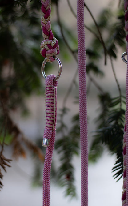 Růžové přepínací vodítko pletené z paracordu v kombinaci s lanem, vhodné na procházky se psem v přírodě i ve městě.