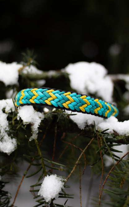 Ručně pletený obojek z paracordu vhodný pro malé a střední plemena psů v barvách tyrkysové a okrové.