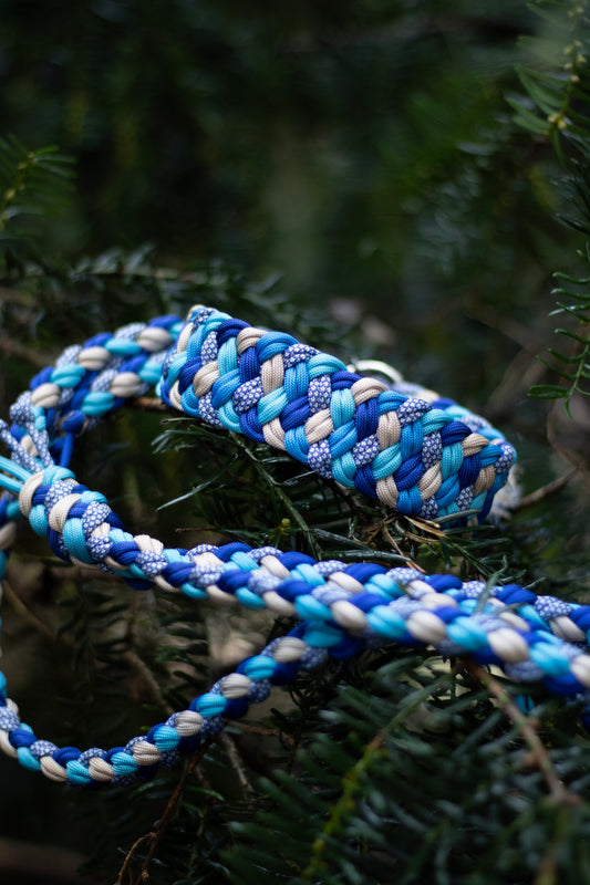 Paracordové agility vodítko ve vzoru River – modro-béžové, odolné vodítko s ručkou pro malé a střední psy