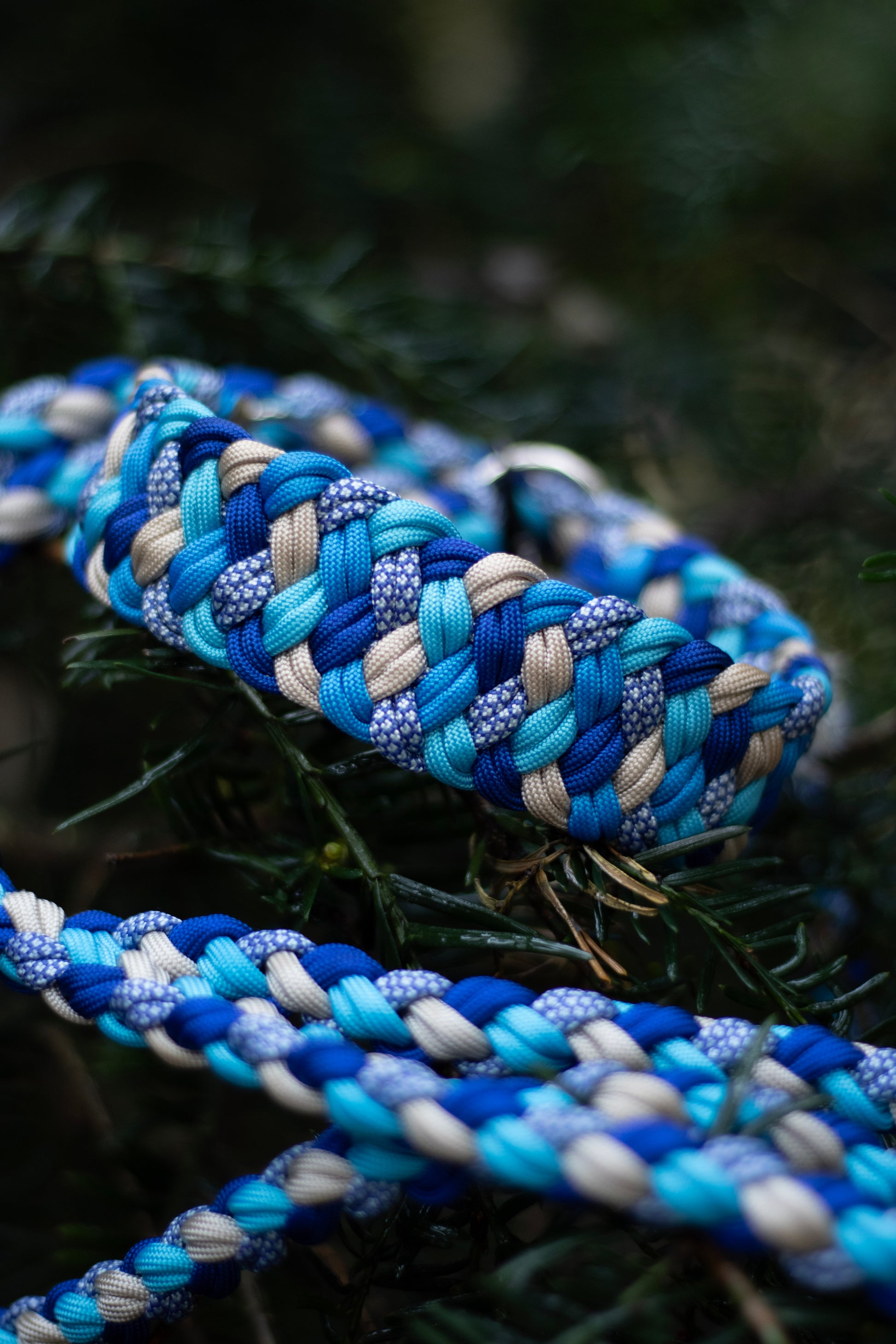 Paracordové agility vodítko ve vzoru River – modro-béžové, elegantní odolné vodítko s ručkou pro malé a střední psy