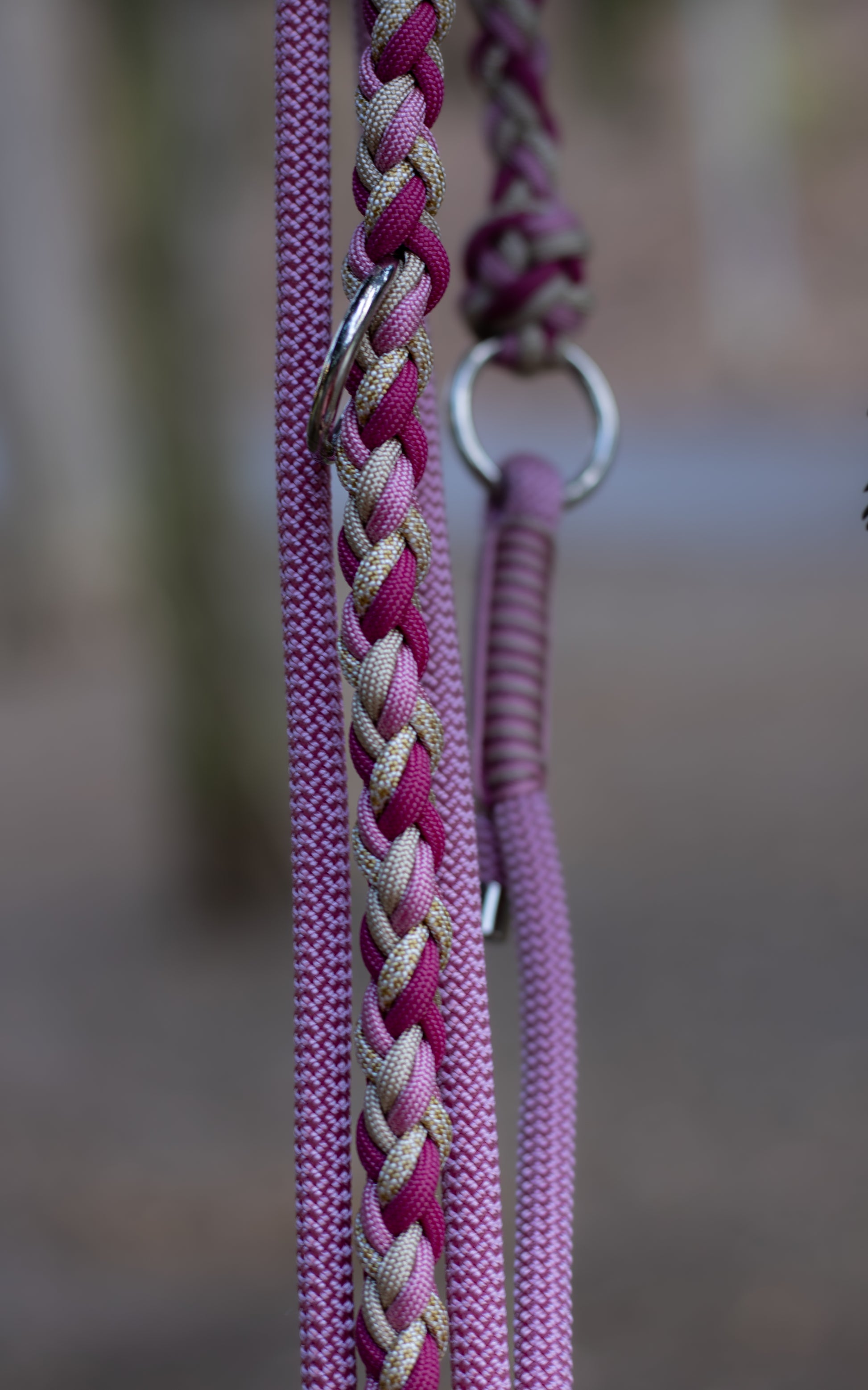 Růžové přepínací vodítko pletené z paracordu v kombinaci s lanem, vhodné na procházky se psem v přírodě i ve městě.