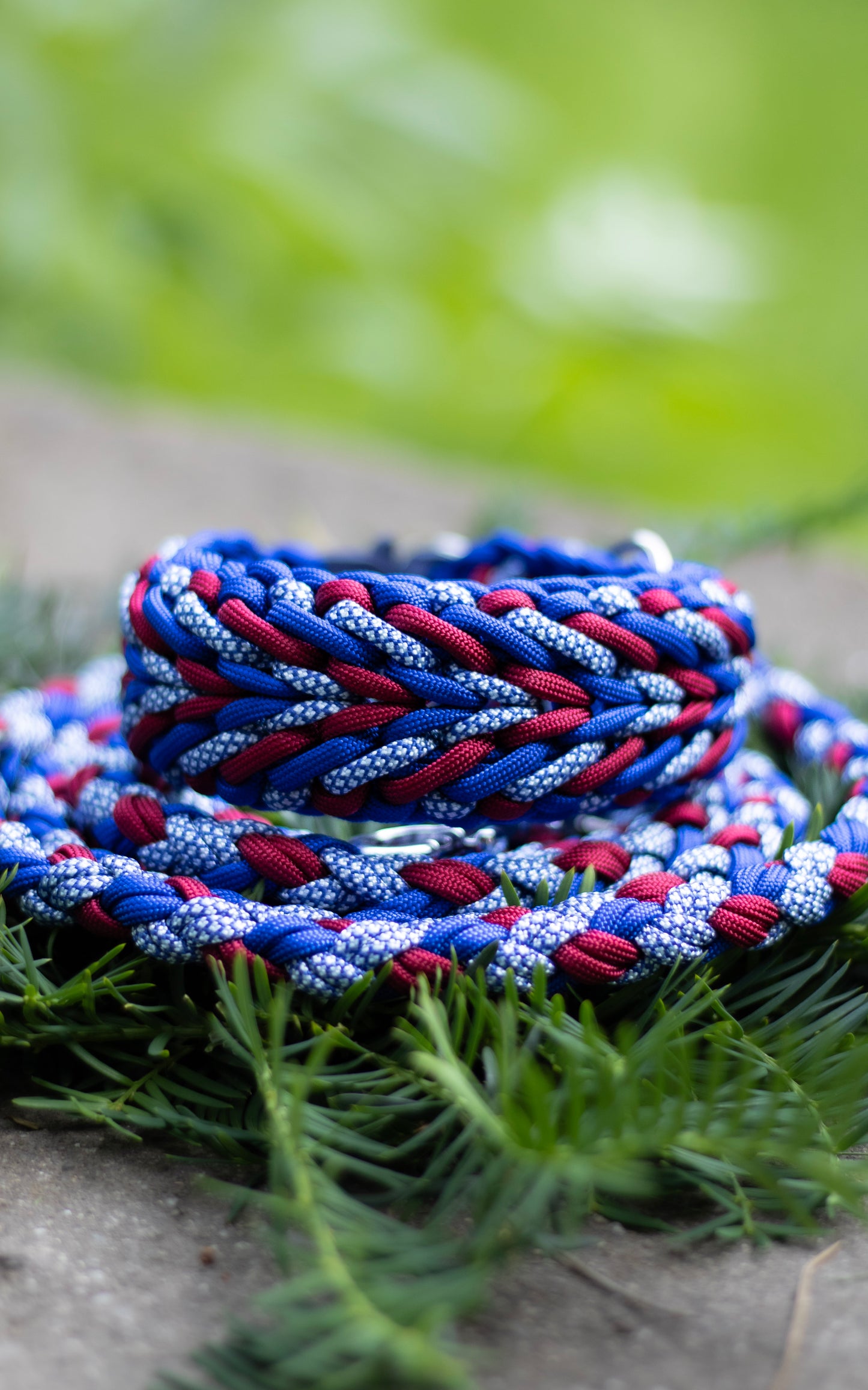 Ručně pletený set pro psy: modro-červený paracordový obojek ve vzoru Mellow a přepínací vodítko ve vzoru braids se sladěnými barvami a kroužky pro úpravu délky