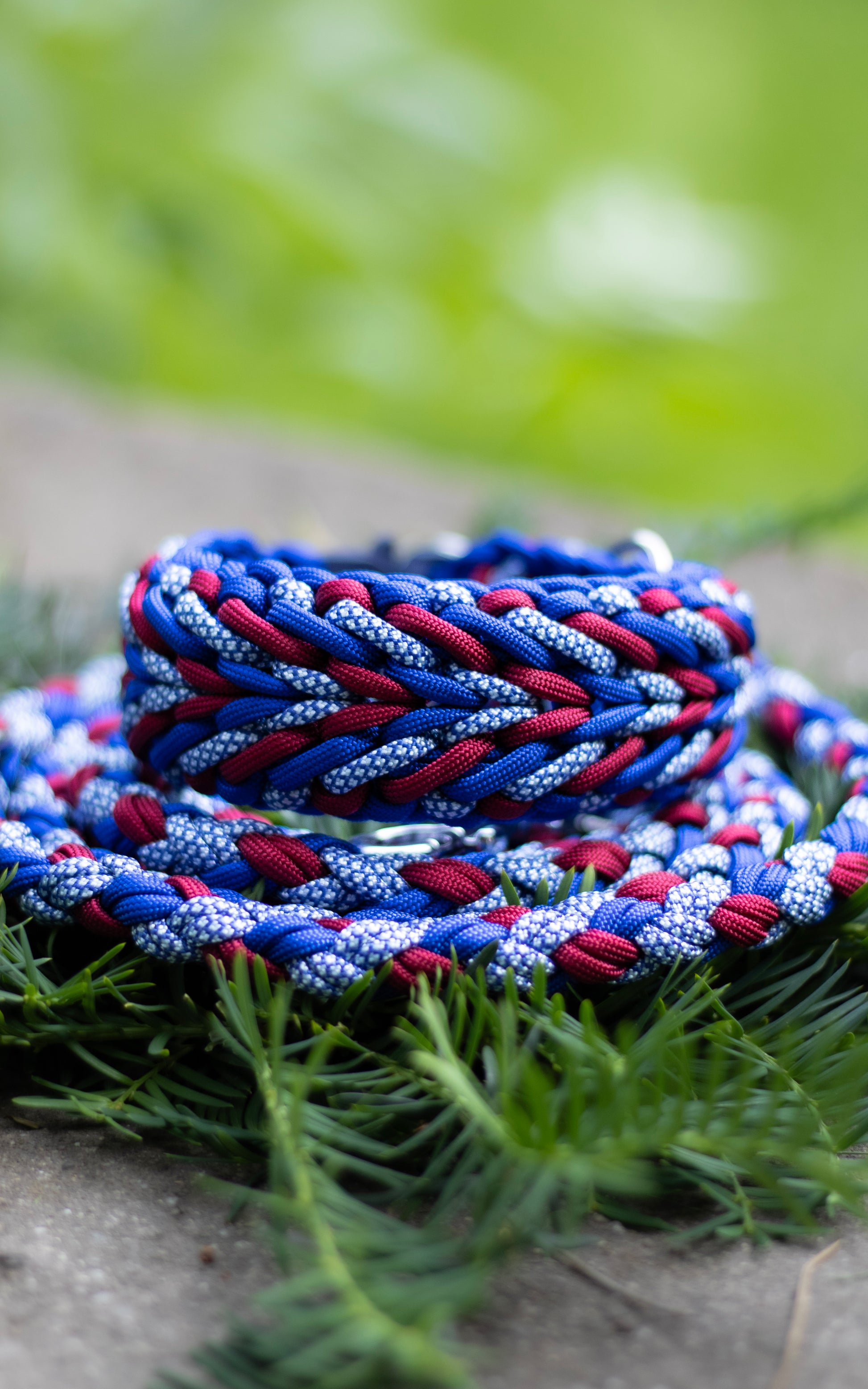 Ručně pletený set pro psy: modro-červený paracordový obojek ve vzoru Mellow a přepínací vodítko ve vzoru braids se sladěnými barvami a kroužky pro úpravu délky