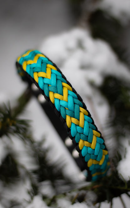 Ručně pletený obojek z paracordu vhodný pro malé a střední plemena psů v barvách tyrkysové a okrové.