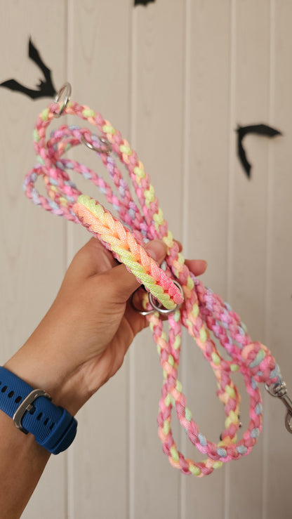 Set jemného ručně pleteného paracordového obojku light a vodítka braids mini pro malá plemena v radostných pastelových duhových barvách.