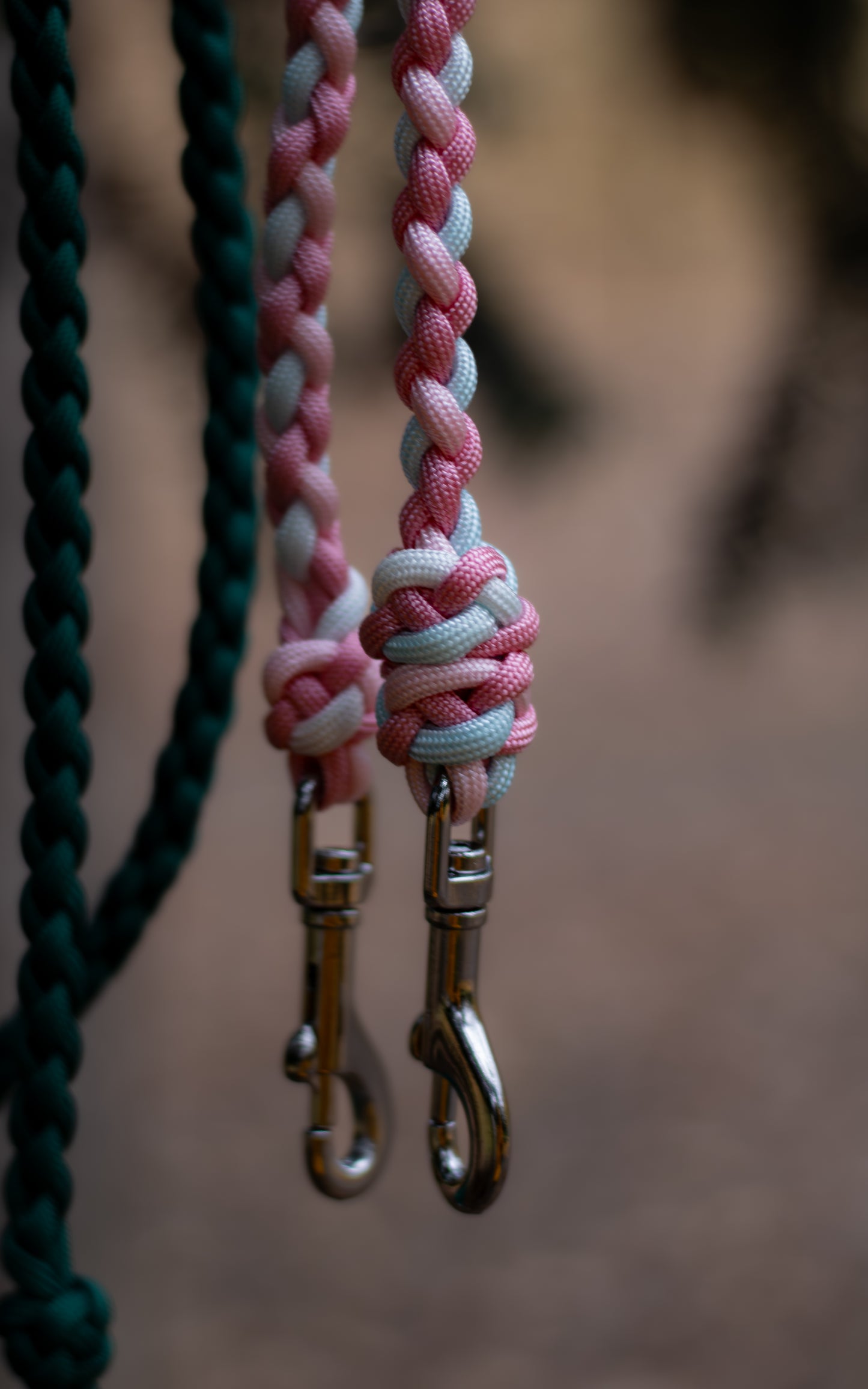 Pastelově růžové duhové přepínací paracordové vodítko pro malé pejsky.