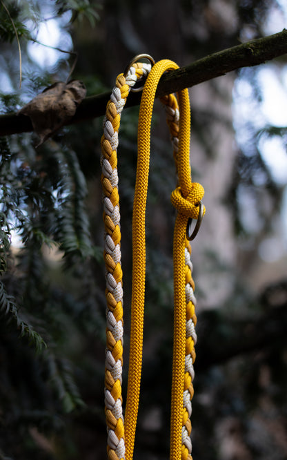 Žluté přepínací vodítko pletené z paracordu v kombinaci s lanem, vhodné na procházky se psem v přírodě i ve městě.