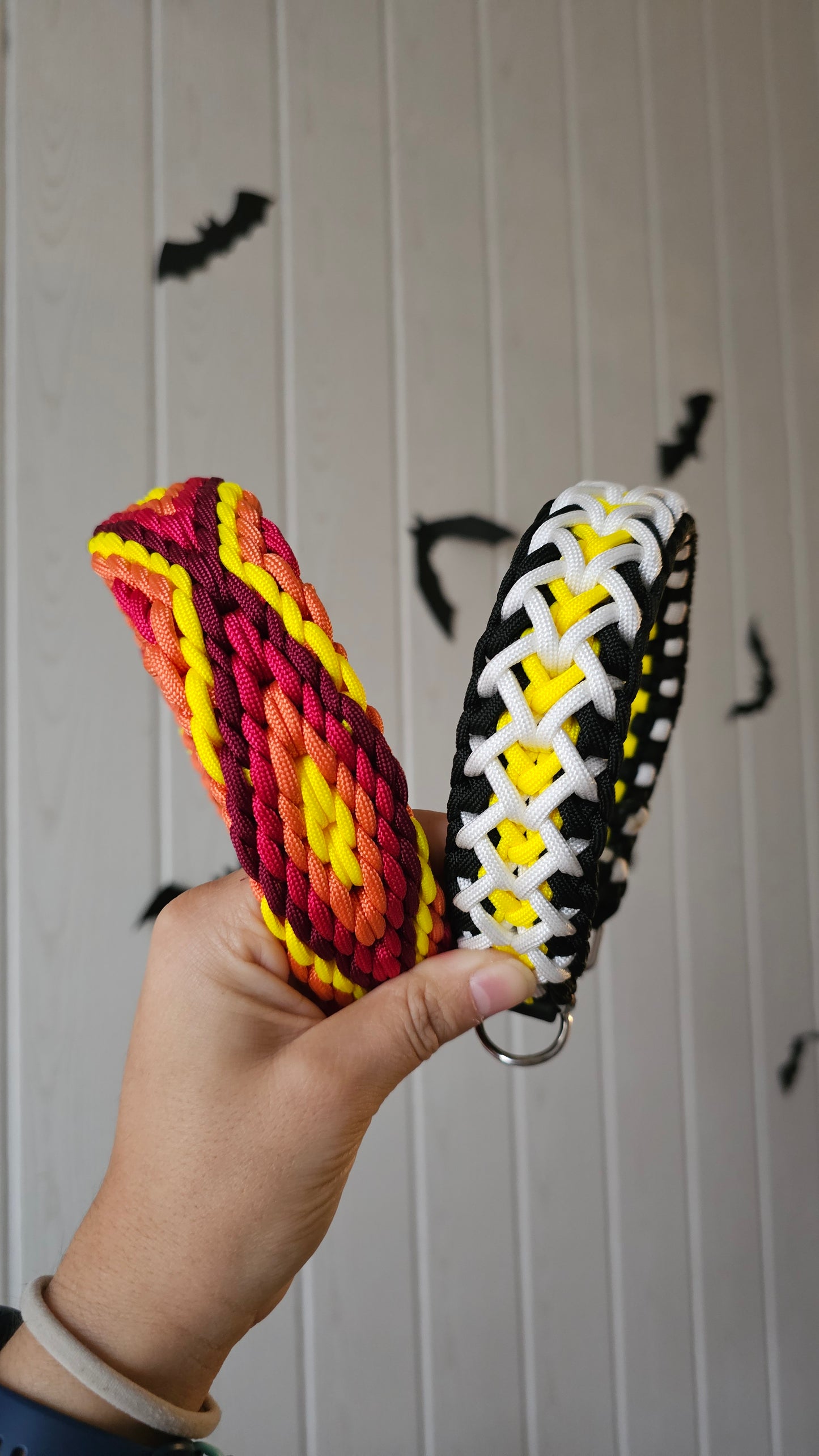 Nastavitelný paracordový obojek ve vzoru 'Crisscross' s BioThane popruhem