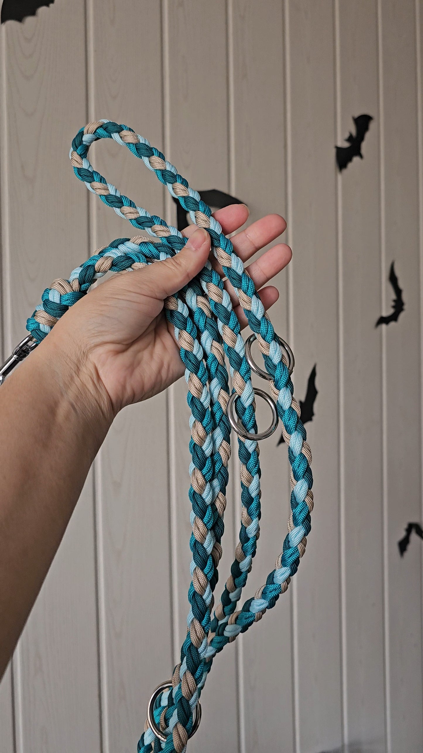 Přepínací paracordové vodítko ve vzoru 'Braids'