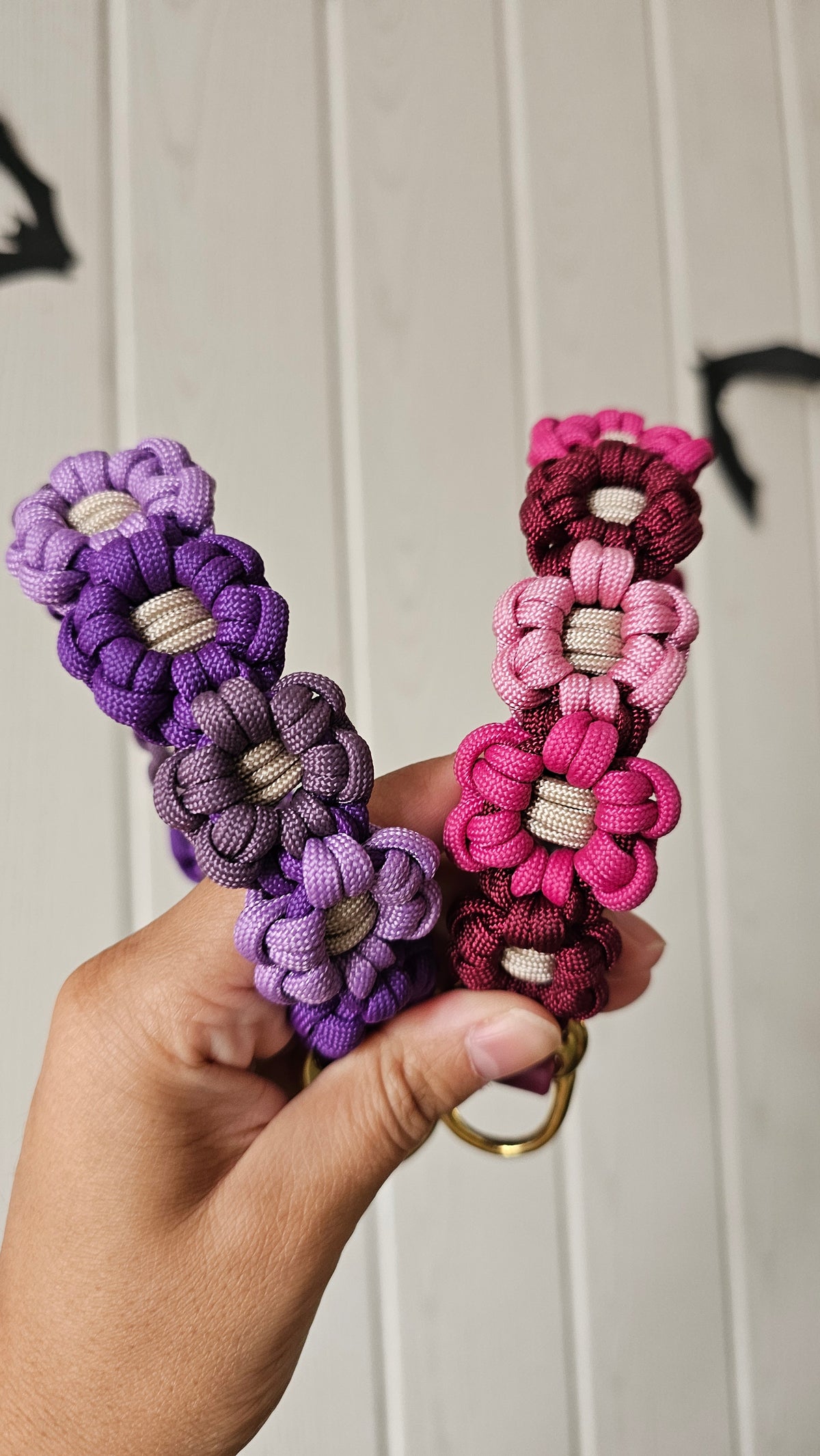 Nastavitelný paracordový obojek ve vzoru 'Flowers' s BioThane popruhem