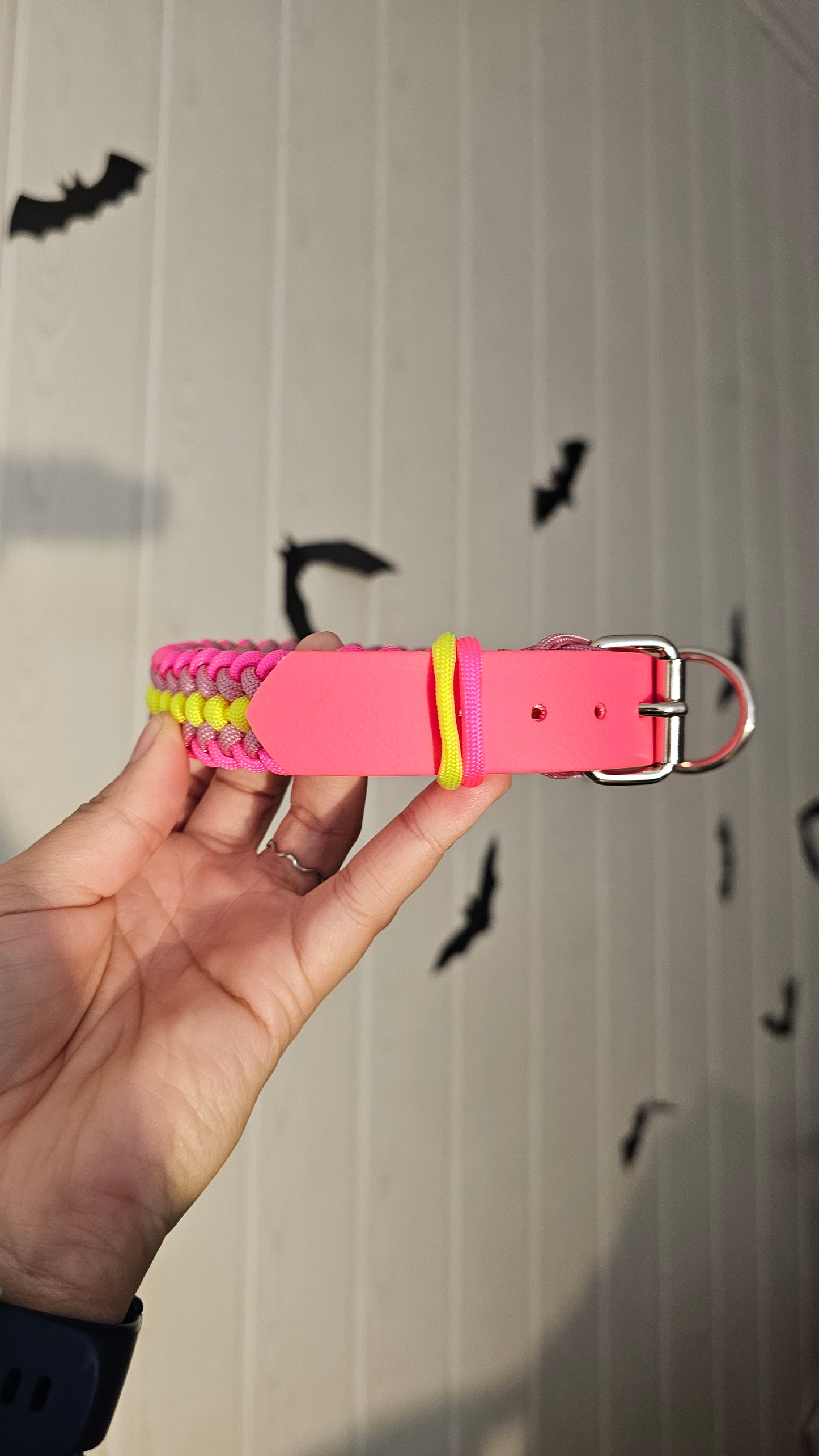 Nastavitelný paracordový obojek na míru s BioThane popruhem ve vzoru 'Covenant'