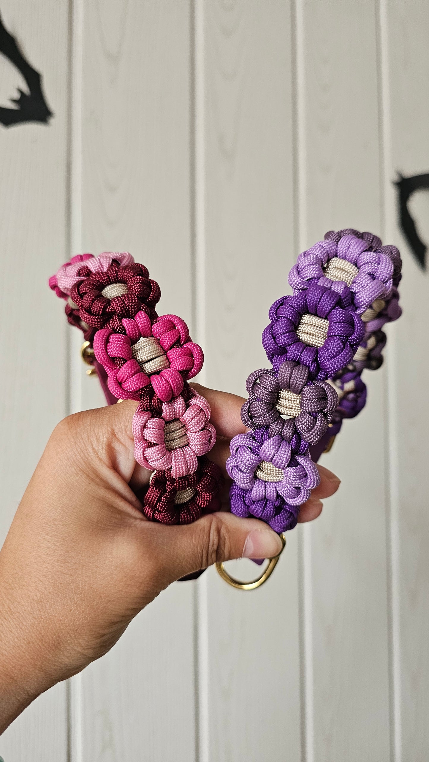 Nastavitelný paracordový obojek ve vzoru 'Flowers' s BioThane popruhem