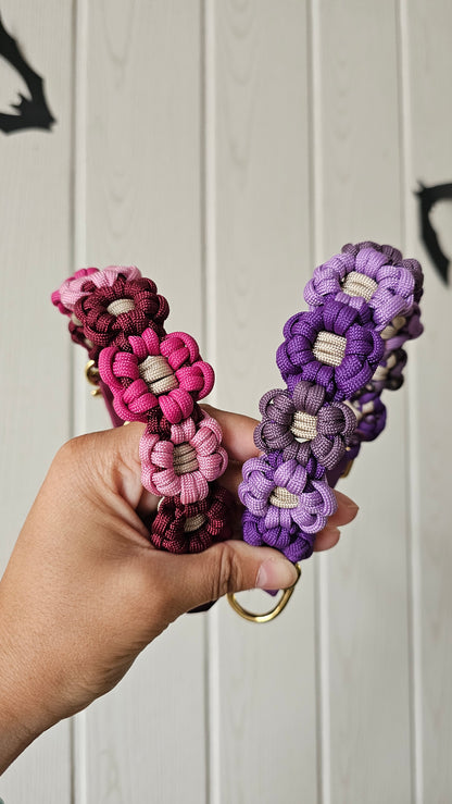 Nastavitelný paracordový obojek ve vzoru 'Flowers' s BioThane popruhem